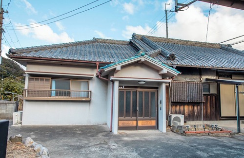 Sennan District House | The hotel can accommodate up to 12 people, 132 ㎡ of space, 35 minutes from Kansai Airport, 1 minute walk from Takako Station on the Nankai Main Line, and ideal for exploring Osaka and Wakayama.