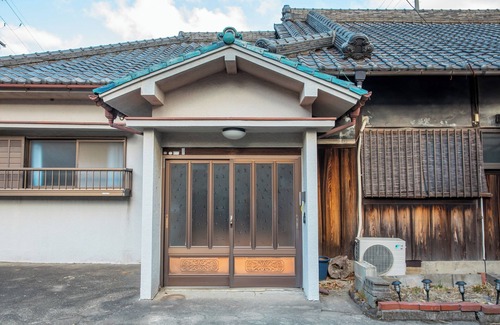 Sennan District House | The hotel can accommodate up to 12 people, 132 ㎡ of space, 35 minutes from Kansai Airport, 1 minute walk from Takako Station on the Nankai Main Line, and ideal for exploring Osaka and Wakayama.
