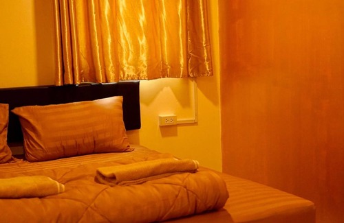 Chana Songkhram Hotel | The House Hostel