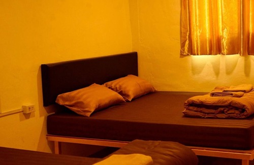 Chana Songkhram Hotel | The House Hostel