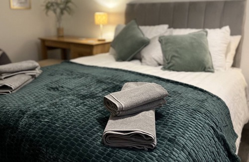 Ilchester Apartment | The Ilchester Suite - 2 Bed - Parking