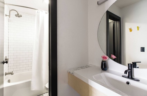 Berry Hill Hotel | The Iris Motel - Queen Room