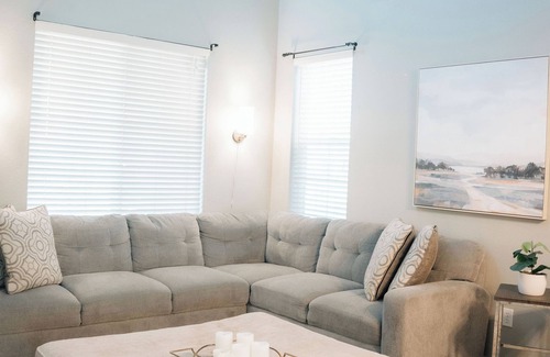 Turlock House | The Ivory House - Spacious Modern Home