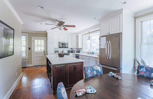 Waynesboro House | The Ivy Cottage. Downtown, Historic Charm, allows dogs!
