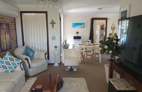 Wallerawang House | The Junction Estate COOL CALM COZY A Home N Host Property