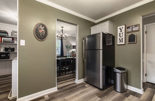Bon Air House | The Jungalow: 65" 4K TV, memory foam, kid-friendly