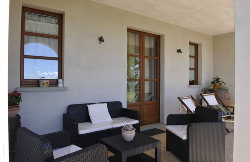 Lisciano Niccone Apartment | The King's Oak with a view of Lake Trasimeno