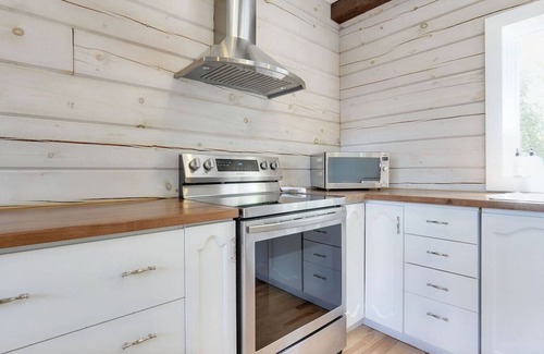 Pontiac Apartment | The Lake Escape - Waterfront, Hot tub, Sleeps 14!