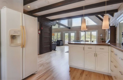 Pontiac Apartment | The Lake Escape - Waterfront, Hot tub, Sleeps 14!