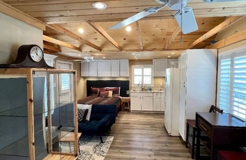 Lake Alfred Cabin | The Lake Alfred Citrus Wood Guest Cabinnn