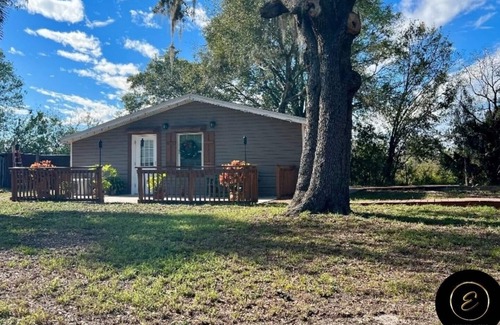Lake Alfred Cabin | The Lake Alfred Citrus Wood Guest Cabinnn