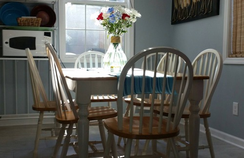 North Lakeport House | The Lake House Cottage - Sleeps 5