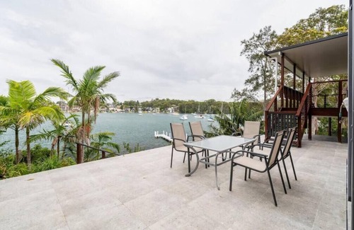 Buttaba House | The Lake House at Lake Macquarie - Waterfront 5 Bedroom Luxury Home With Jetty