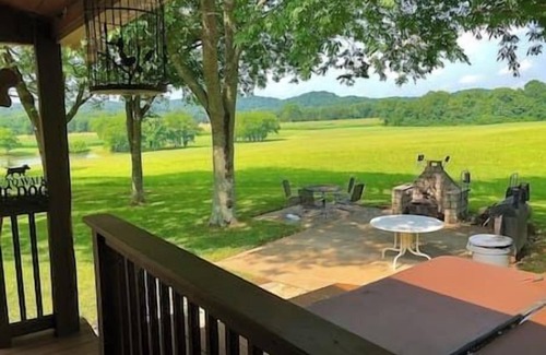 Sumner County House | The Lake Lodge - 5 Star R&R Water Retreat