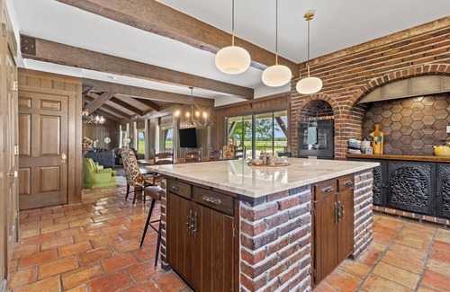 Pleasant Hill House | The Landing(43MO) - Luxurious Lodge Sleeps 20 + Airway Strip + Hot Tub
