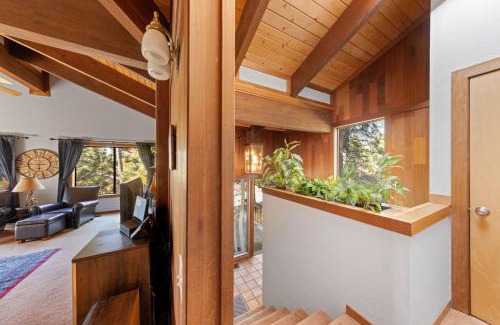Lake Forest House | The Landing - Spacious Pet Friendly 4 BR with Hot tub