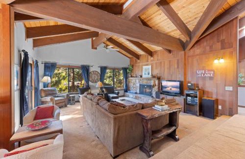 Lake Forest House | The Landing - Spacious Pet Friendly 4 BR with Hot tub