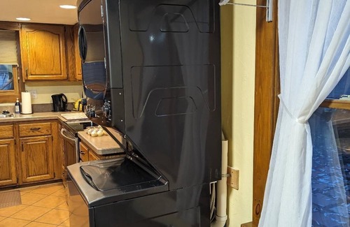 Lewis Center House | The Lazy Cat Lodge - Hot Tub - Fire Pit