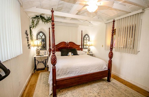 Tyler House | The Lazy Squirrel