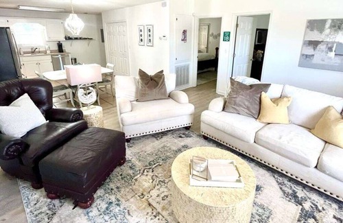 Oxford House | The Lila, 2BR Pet-Friendly by Velvet Ditch Villas