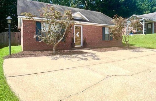 Oxford House | The Lila, 2BR Pet-Friendly by Velvet Ditch Villas