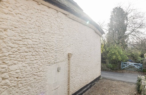 Chardstock Cottage | THE LINHAY, family friendly, with a garden in Chardstock, Devon