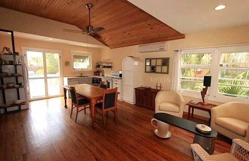 Longbeach Village House | The Linley Bungalow - Pool home in the Village of Longboat Key. Walk to restaurants and beach!