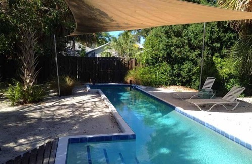 Longbeach Village House | The Linley Bungalow - Pool home in the Village of Longboat Key. Walk to restaurants and beach!