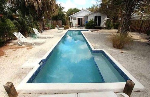 Longbeach Village House | The Linley Bungalow - Pool home in the Village of Longboat Key. Walk to restaurants and beach!