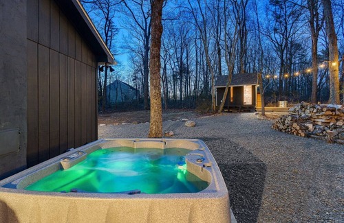 Cresco Cabin | The Little Black Cabin - Sauna, Hot Tub, Fire Pit