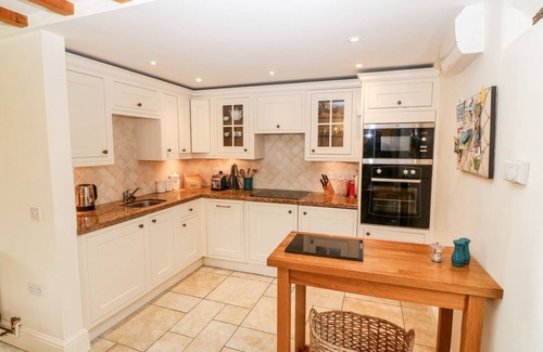 Dolbenmaen Cottage | THE LITTLE COACH HOUSE, pet friendly, with a garden in Garndolbenmaen