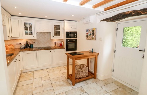 Dolbenmaen Cottage | THE LITTLE COACH HOUSE, pet friendly, with a garden in Garndolbenmaen