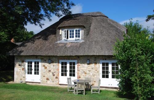 Freshwater House | The Lodge: Adorable, Romantic Thatched Cottage