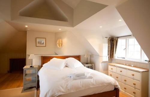 Freshwater House | The Lodge: Adorable, Romantic Thatched Cottage