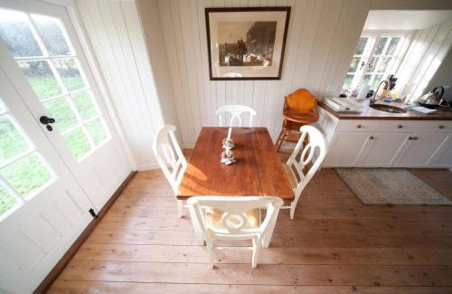 Freshwater House | The Lodge: Adorable, Romantic Thatched Cottage