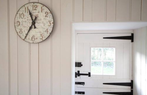 Freshwater House | The Lodge: Adorable, Romantic Thatched Cottage