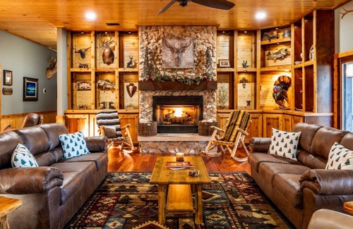 Little Kowaliga Cabin | The Lodge at Lake Martin: Sleeps 35