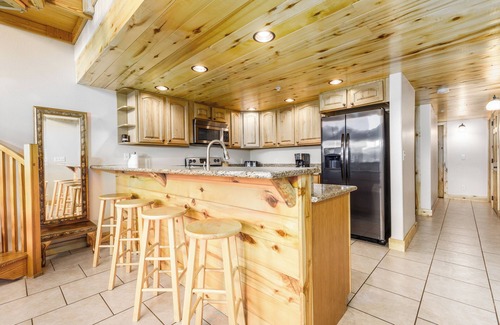 Meadow View Heights Apartment | The Lodge at Duck Creek: EAGLE'S LOOKOUT SUITE