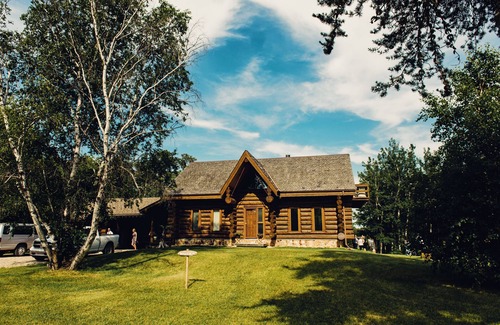 East Central Saskatchewan House | The Lodge-Unique log home on the banks of the river