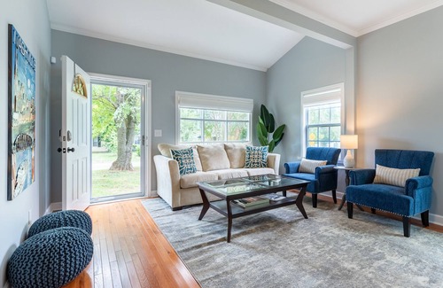 Woodbine House | The Logan Lodge - Sunny Cottage in Great Location