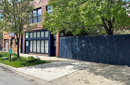 Logan Square Apartment | The Logan Square Guest House - Classic Vintage Comfort With Free Parking!