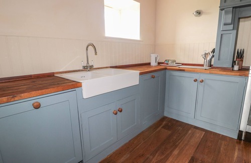 Berwick-upon-Tweed Cottage | THE LONG BARN, pet friendly, with a garden in Berwick-Upon-Tweed