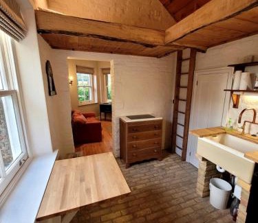 Totland Bay House | The Lookout: Cosy Compact Cottage