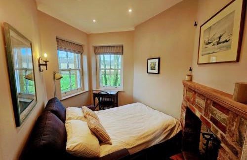 Totland Bay House | The Lookout: Cosy Compact Cottage