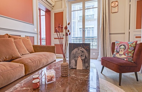 Champs-Elysees Apartment | The Lord Byron Suite