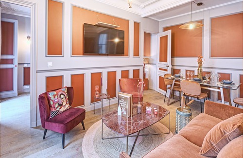 Champs-Elysees Apartment | The Lord Byron Suite