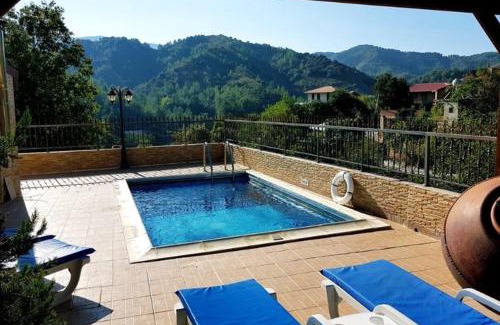 Treis Elies House | The Love Holiday House