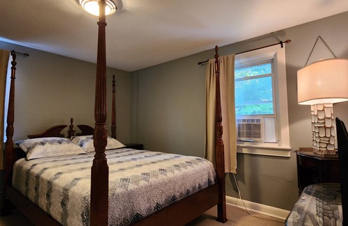 Ridgeway Bed & Breakfast | "The Maple", a charming Niagara B&B room, near Crystal Beach and Niagara Falls