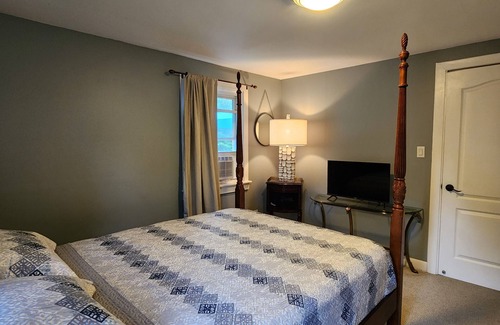 Ridgeway Bed & Breakfast | "The Maple", a charming Niagara B&B room, near Crystal Beach and Niagara Falls