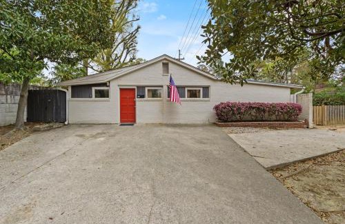 Columbia House | The Mid-Century Hub Close to Everything